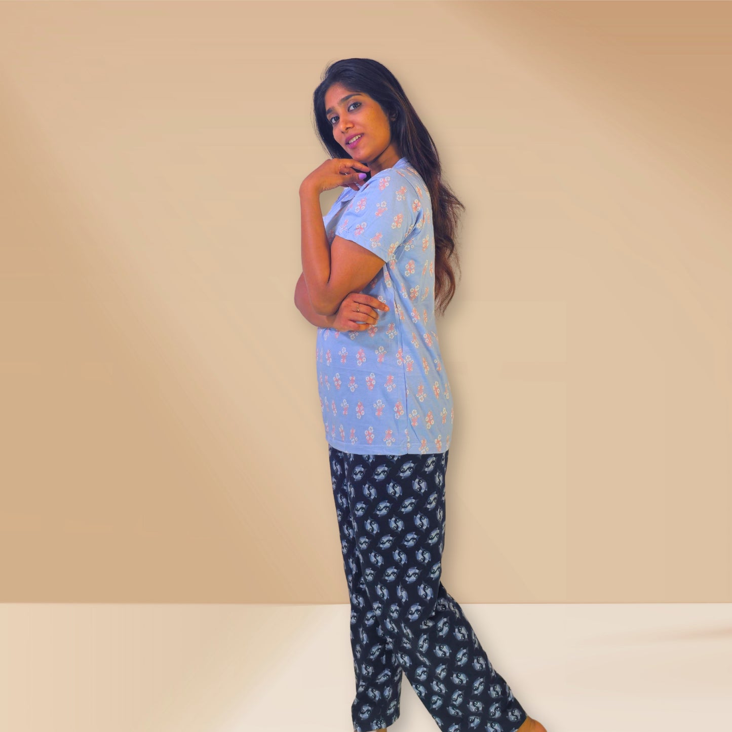 ब्रुनेरा नीले और काले रंग की पुष्प और अमूर्त प्रिंट वाली एम एंड एम नाइट ड्रेस