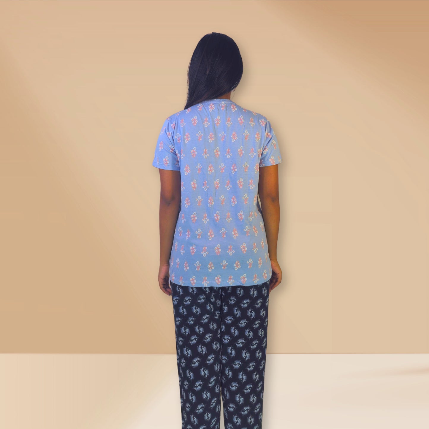 ब्रुनेरा नीले और काले रंग की पुष्प और अमूर्त प्रिंट वाली एम एंड एम नाइट ड्रेस