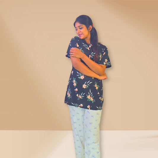 काले और सफेद पुष्प और जिराफ़ प्रिंट के साथ M&amp;M नाइट ड्रेस