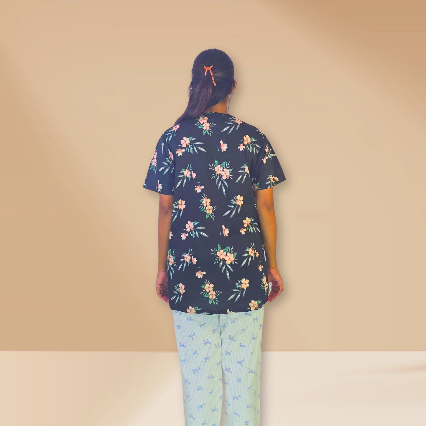 काले और सफेद पुष्प और जिराफ़ प्रिंट के साथ M&amp;M नाइट ड्रेस