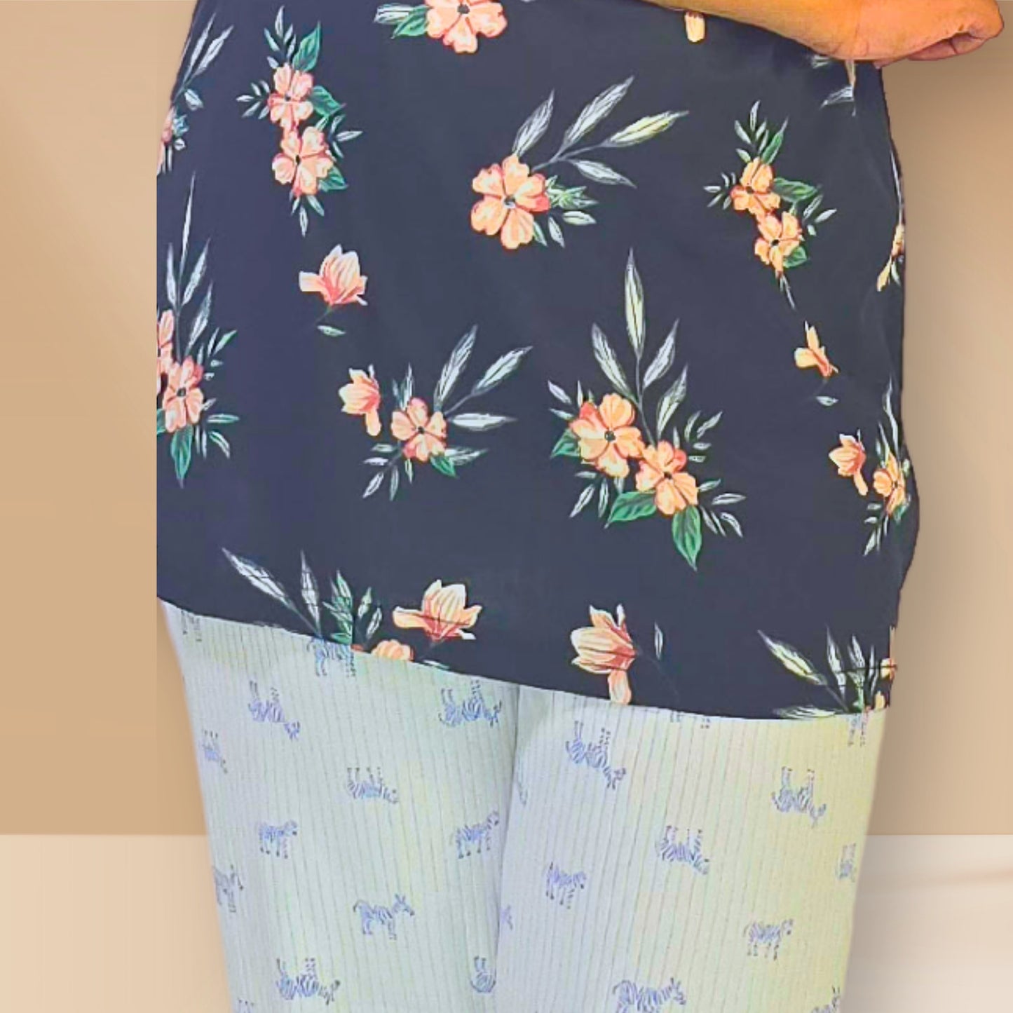 काले और सफेद पुष्प और जिराफ़ प्रिंट के साथ M&amp;M नाइट ड्रेस