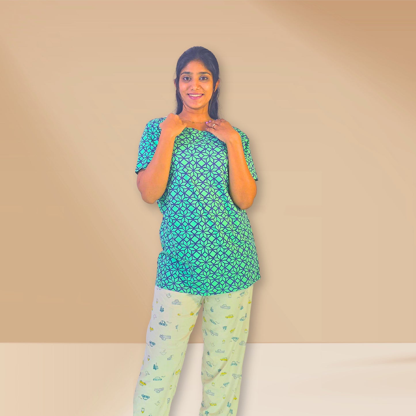 ट्रॉपिकल ट्रेल ग्रीन और ऑफ-व्हाइट ज्यामितीय और कार प्रिंट के साथ एम एंड एम नाइट ड्रेस