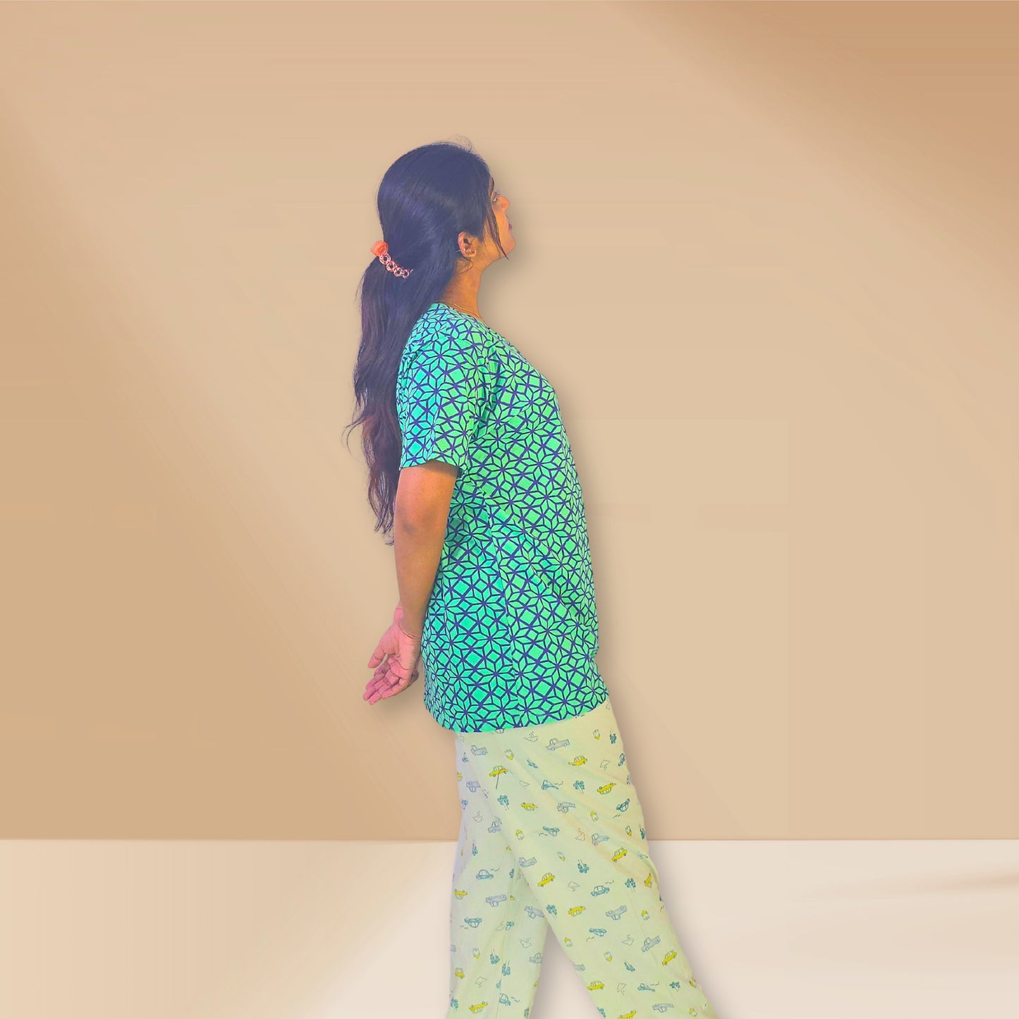 ट्रॉपिकल ट्रेल ग्रीन और ऑफ-व्हाइट ज्यामितीय और कार प्रिंट के साथ एम एंड एम नाइट ड्रेस