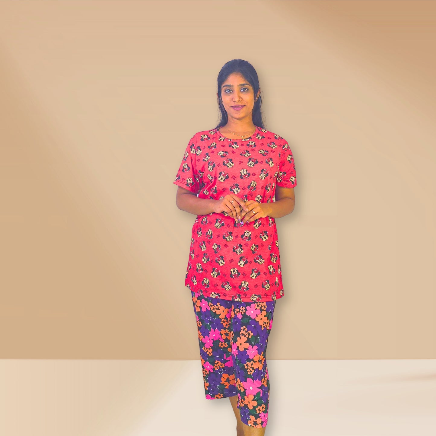 लाल और काले रंग की मिकी और पुष्प प्रिंट वाली M&amp;M नाइट ड्रेस