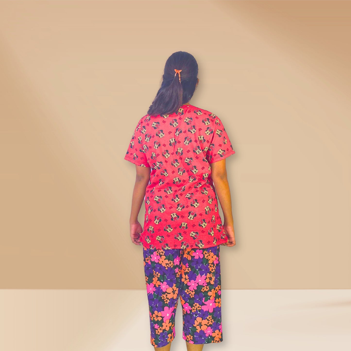 लाल और काले रंग की मिकी और पुष्प प्रिंट वाली M&amp;M नाइट ड्रेस