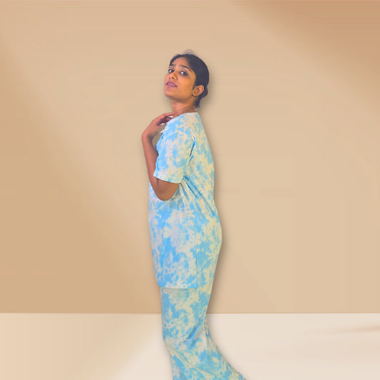 सफ़ेद आसमानी नीले रंग की टाई और डाई प्रिंट के साथ को-ऑर्ड नाइट ड्रेस सेट