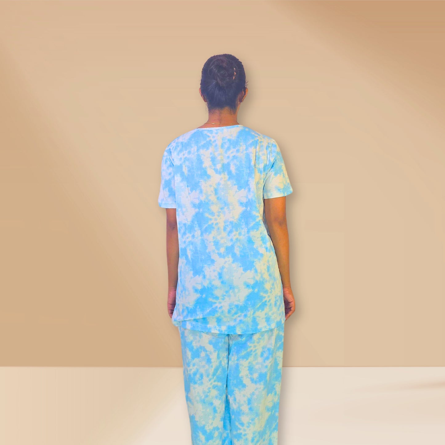 सफ़ेद आसमानी नीले रंग की टाई और डाई प्रिंट के साथ को-ऑर्ड नाइट ड्रेस सेट