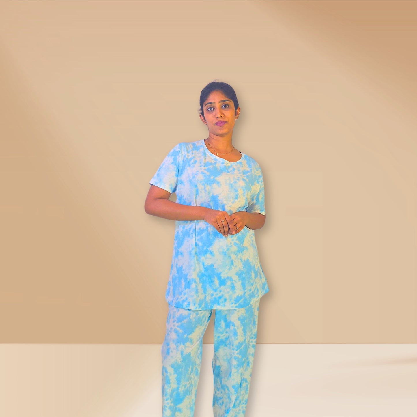 सफ़ेद आसमानी नीले रंग की टाई और डाई प्रिंट के साथ को-ऑर्ड नाइट ड्रेस सेट