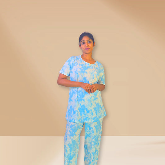 सफ़ेद आसमानी नीले रंग की टाई और डाई प्रिंट के साथ को-ऑर्ड नाइट ड्रेस सेट