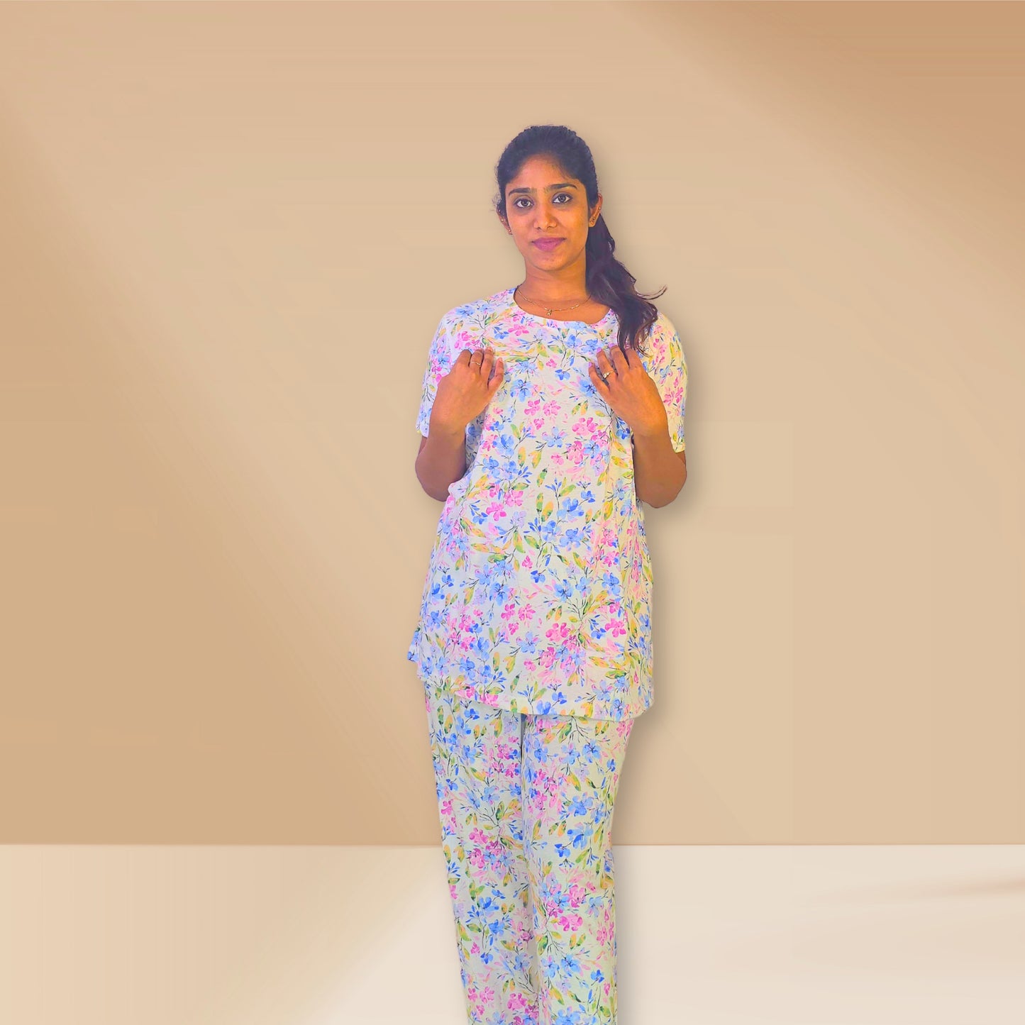 रंगीन पुष्प प्रिंट के साथ सफेद को-ऑर्ड नाइट ड्रेस।