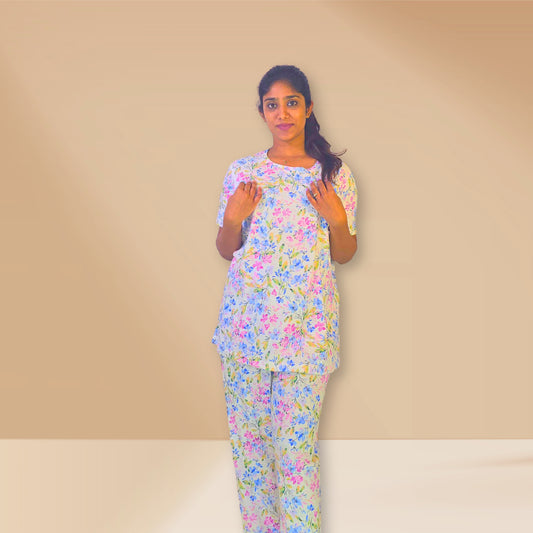 रंगीन पुष्प प्रिंट के साथ सफेद को-ऑर्ड नाइट ड्रेस।