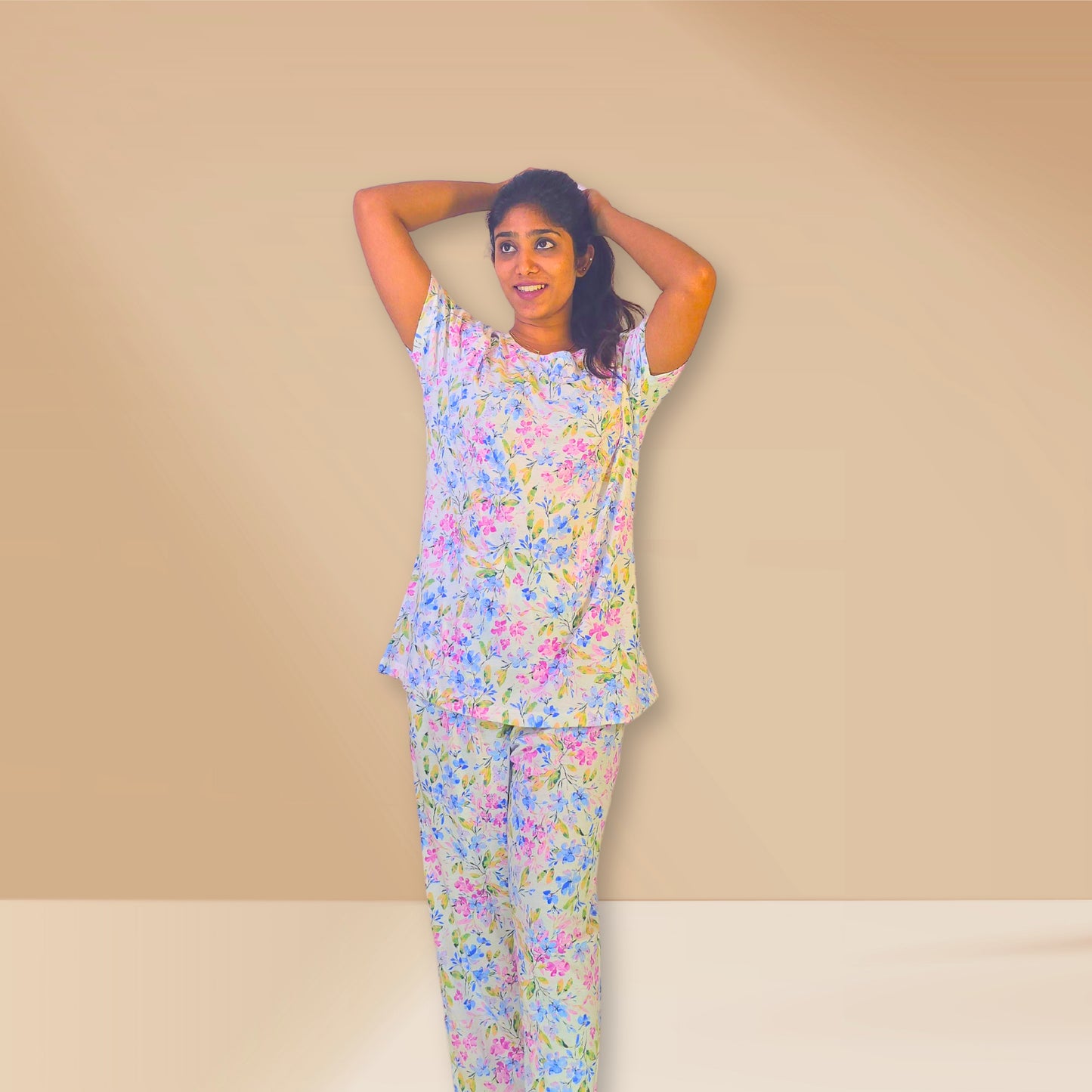 रंगीन पुष्प प्रिंट के साथ सफेद को-ऑर्ड नाइट ड्रेस।