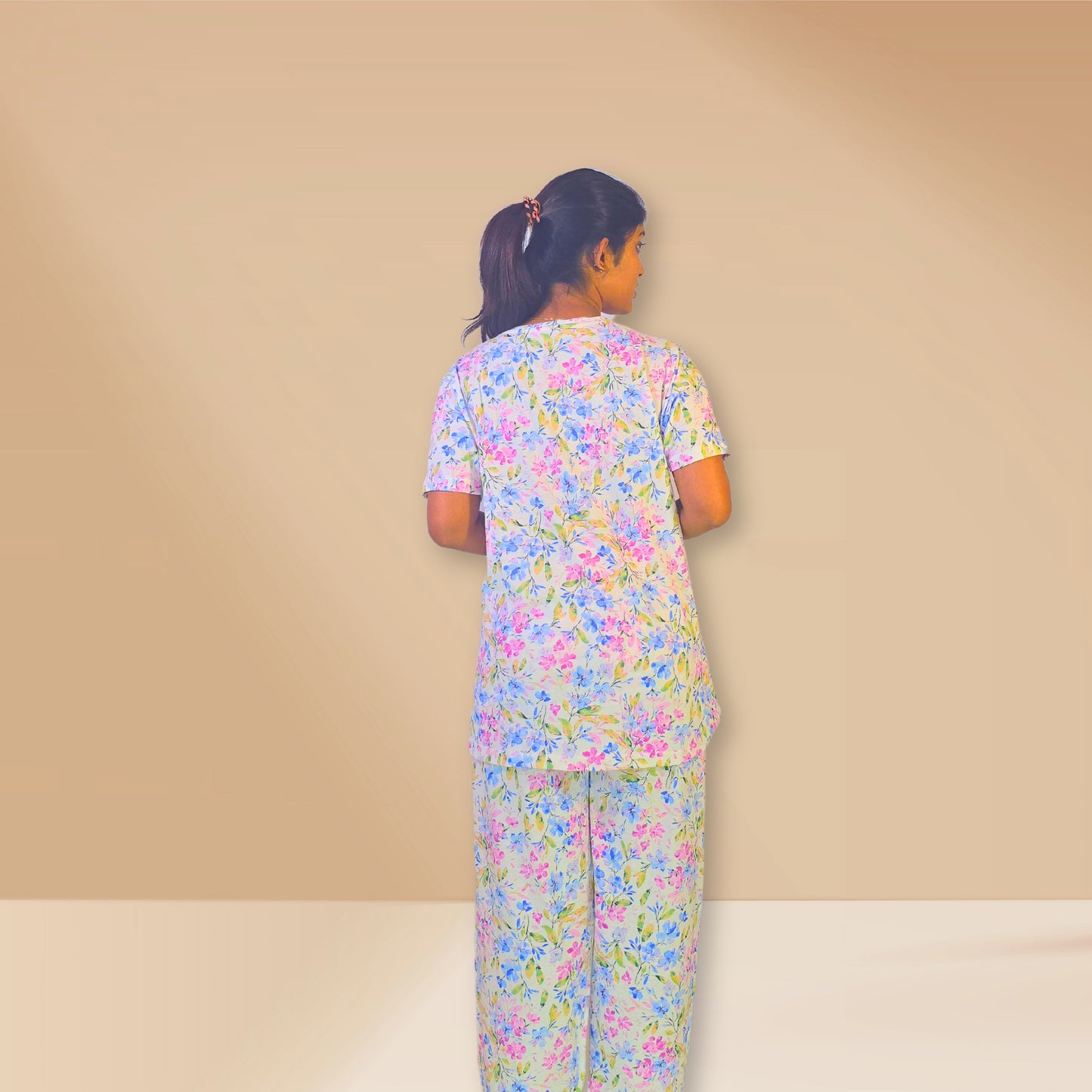 रंगीन पुष्प प्रिंट के साथ सफेद को-ऑर्ड नाइट ड्रेस।