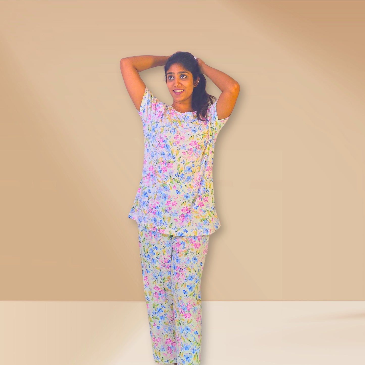 रंगीन पुष्प प्रिंट के साथ सफेद को-ऑर्ड नाइट ड्रेस।