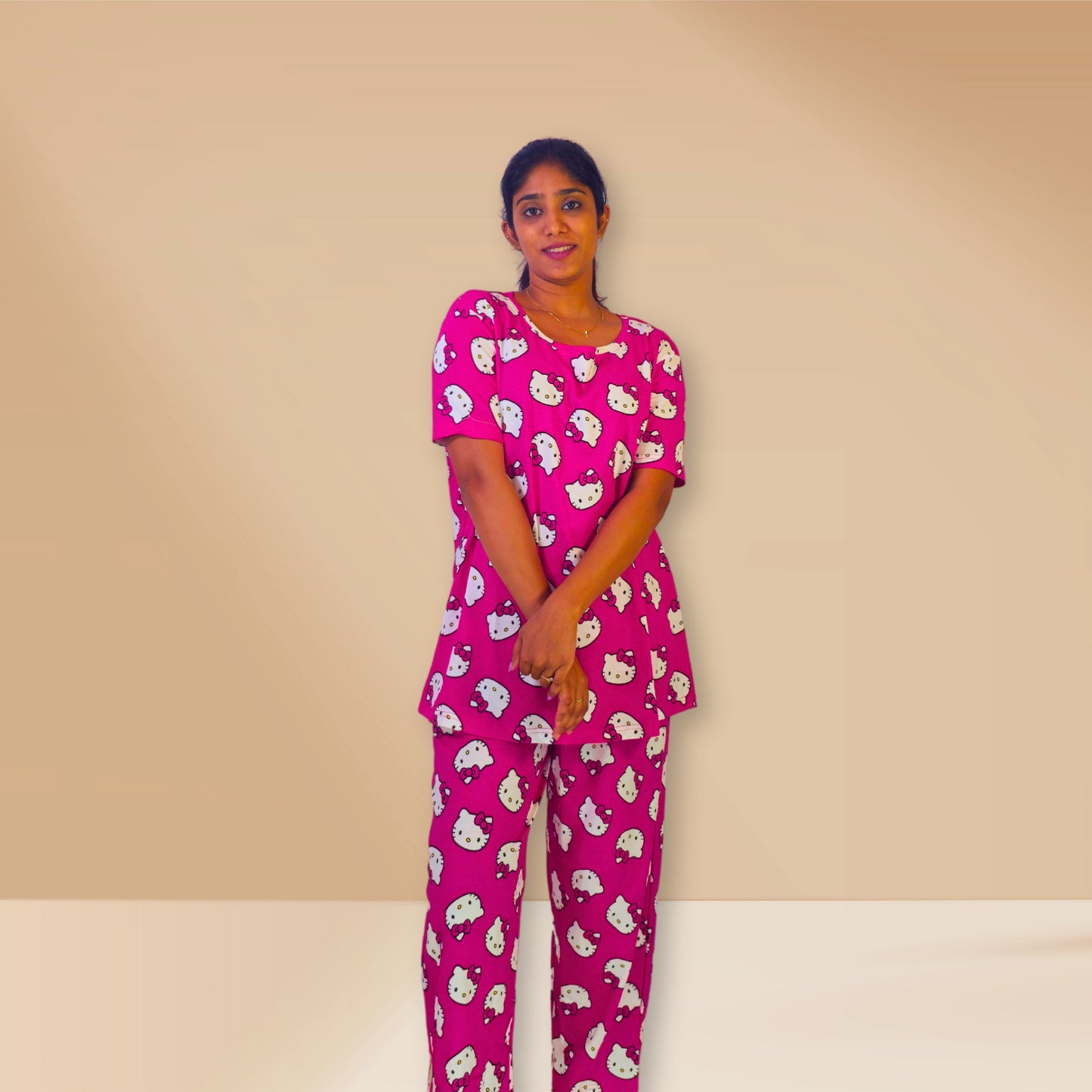 बिल्ली के बच्चे के प्रिंट के साथ बोल्ड गुलाबी को-ऑर्ड नाइट ड्रेस सेट।