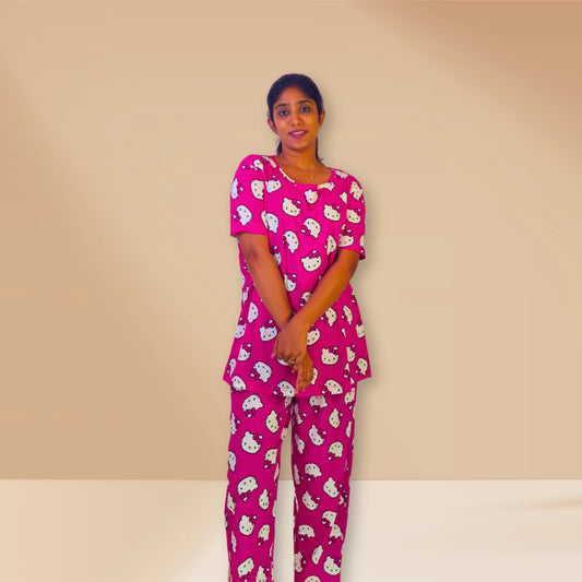 बिल्ली के बच्चे के प्रिंट के साथ बोल्ड गुलाबी को-ऑर्ड नाइट ड्रेस सेट।