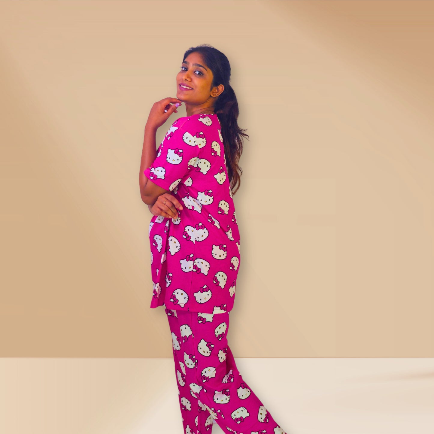 बिल्ली के बच्चे के प्रिंट के साथ बोल्ड गुलाबी को-ऑर्ड नाइट ड्रेस सेट।