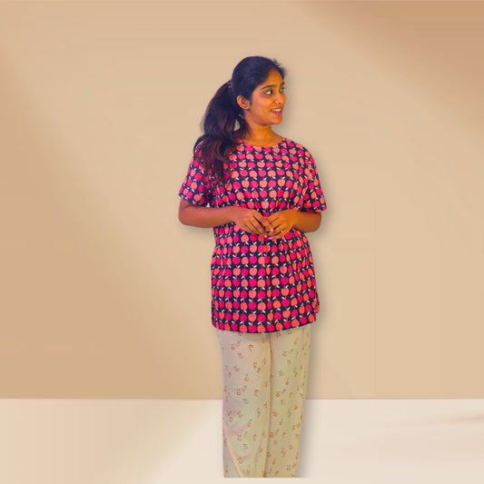 प्लम और बेरी प्रिंट के साथ काले और आड़ू एम एंड एम नाइट ड्रेस