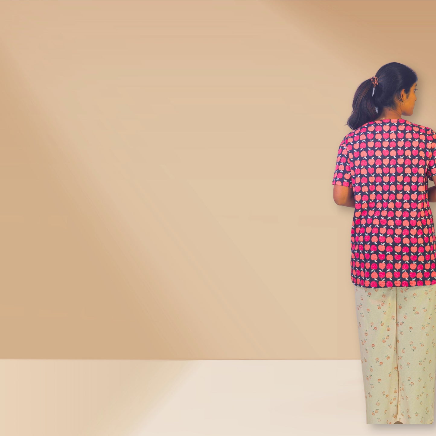 प्लम और बेरी प्रिंट के साथ काले और आड़ू एम एंड एम नाइट ड्रेस