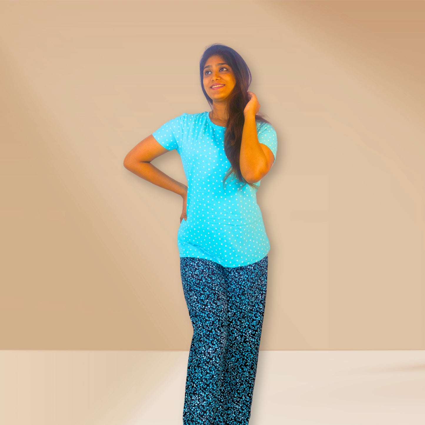 पोल्का डॉट्स के साथ गहरे आसमानी नीले रंग और काले रंग की M&amp;M नाइट ड्रेस