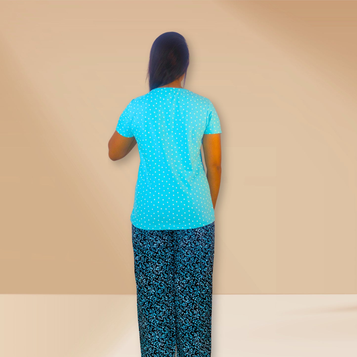 पोल्का डॉट्स के साथ गहरे आसमानी नीले रंग और काले रंग की M&amp;M नाइट ड्रेस