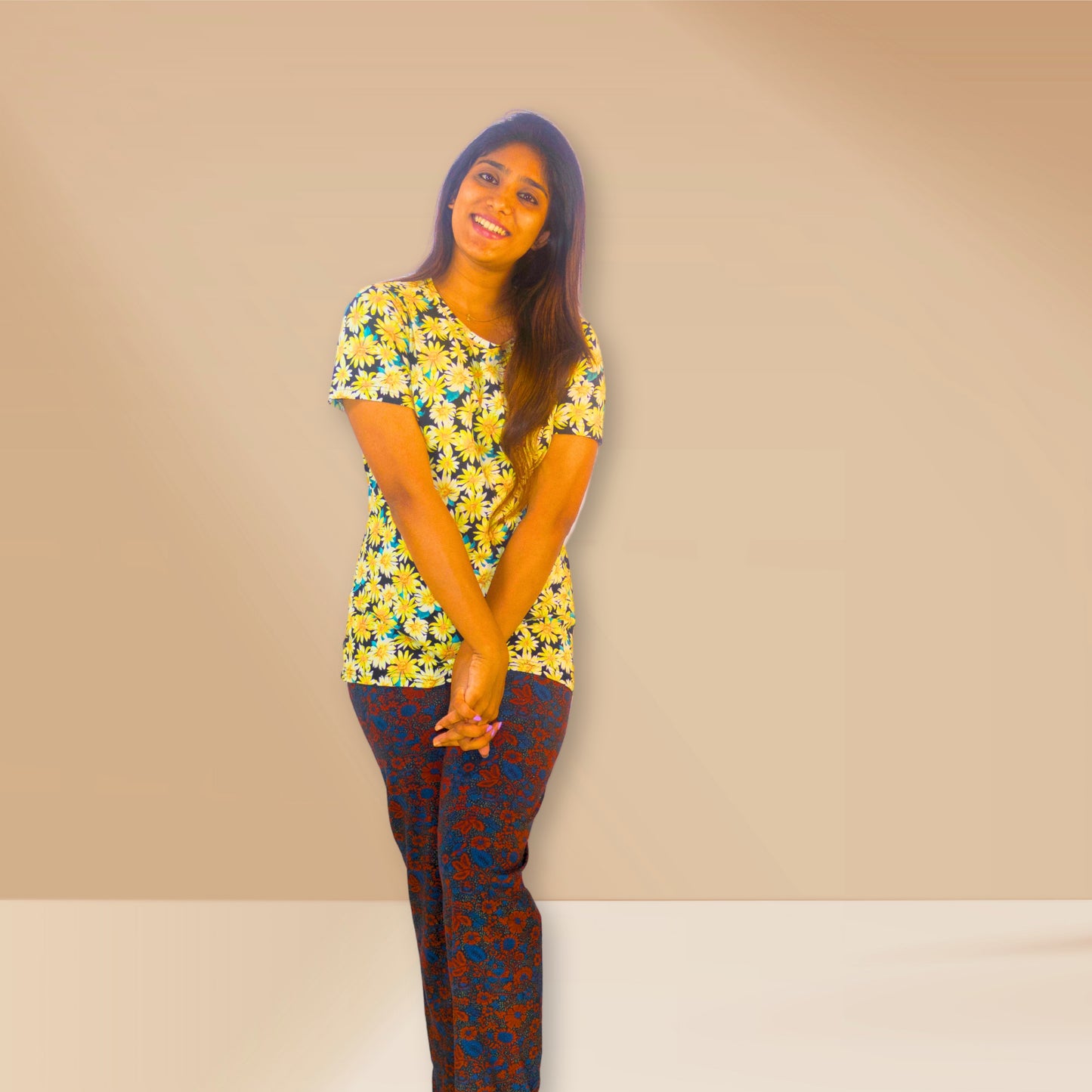 पीले सूरजमुखी और काले पुष्पों वाली काली M&amp;M नाइट ड्रेस