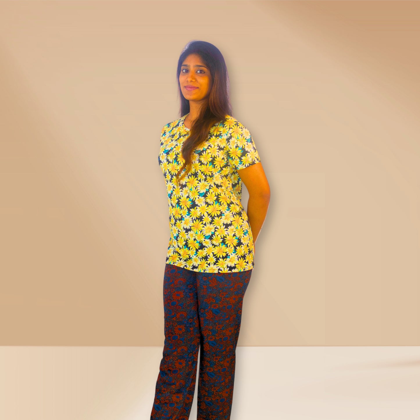 पीले सूरजमुखी और काले पुष्पों वाली काली M&amp;M नाइट ड्रेस