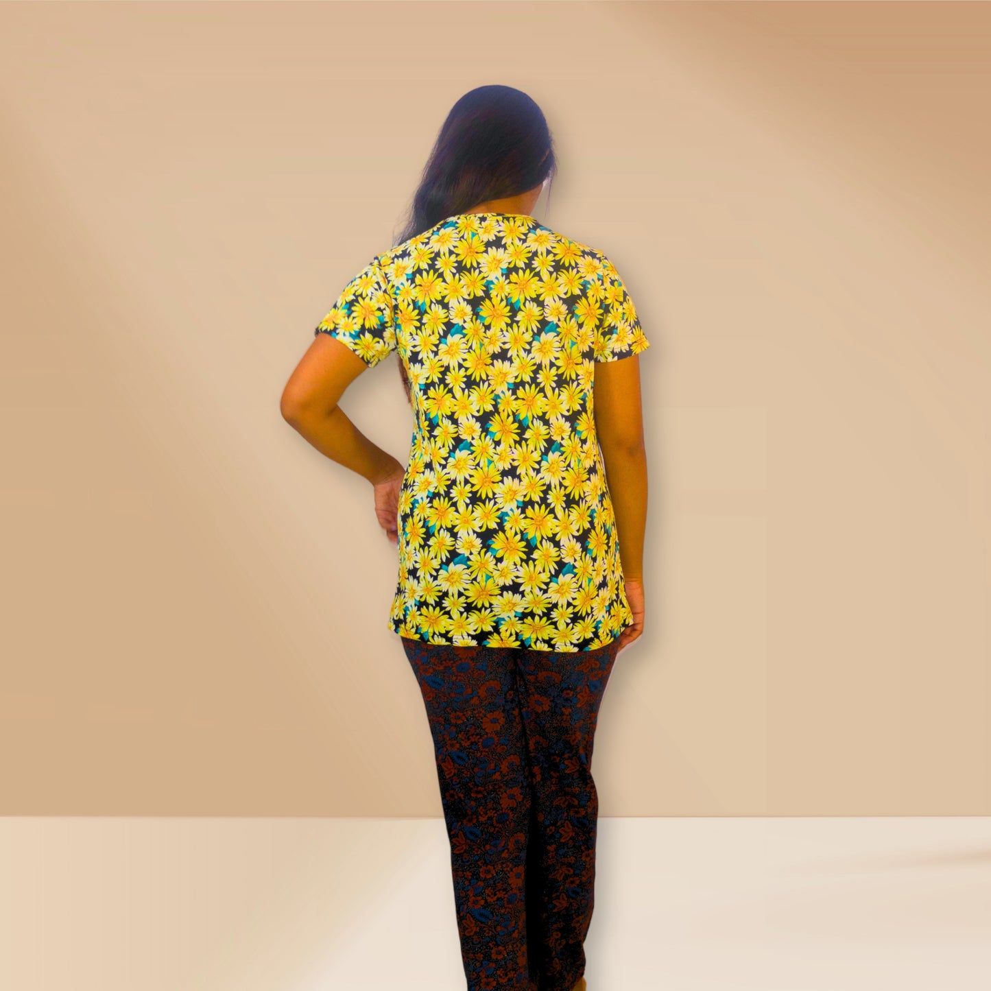 पीले सूरजमुखी और काले पुष्पों वाली काली M&amp;M नाइट ड्रेस