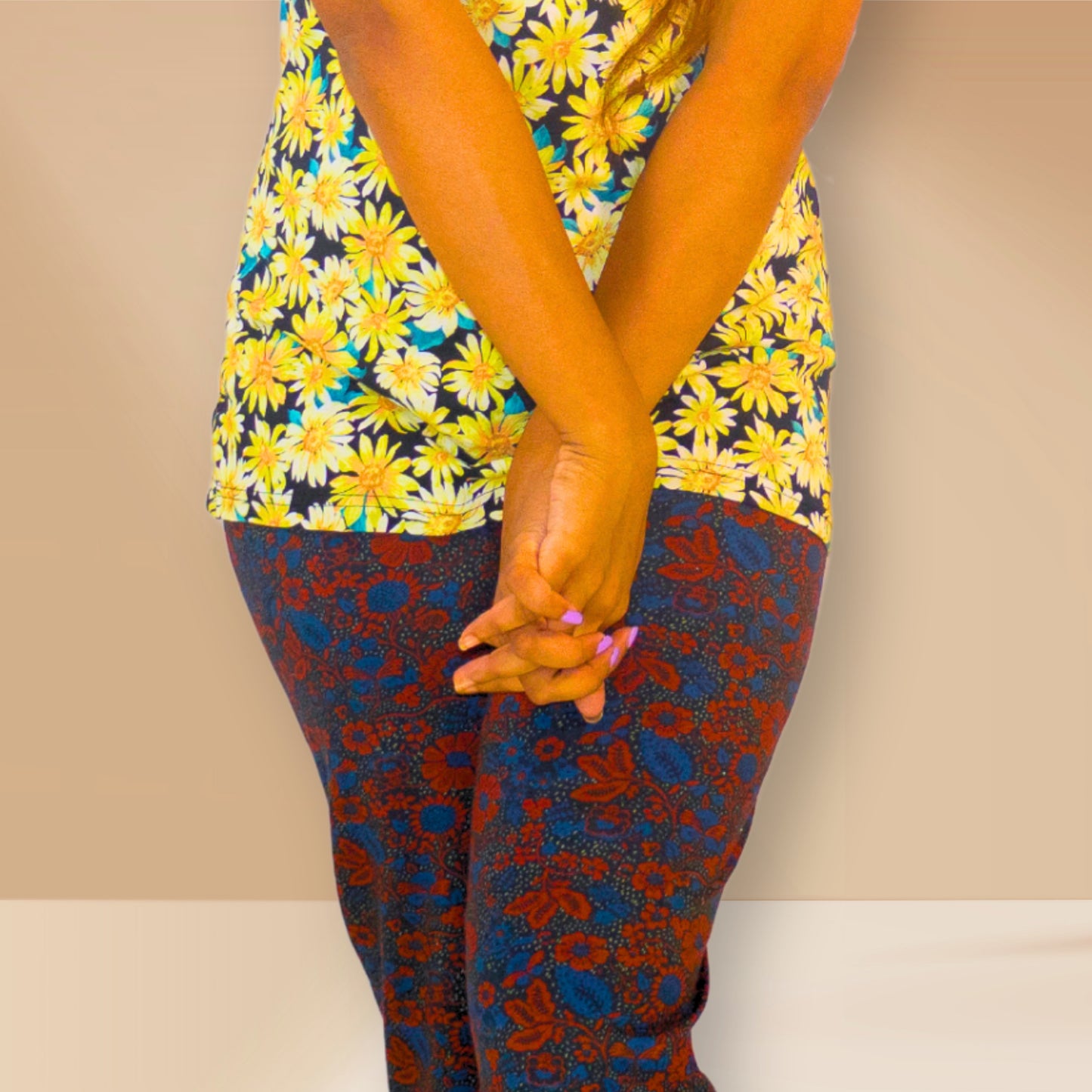 पीले सूरजमुखी और काले पुष्पों वाली काली M&amp;M नाइट ड्रेस