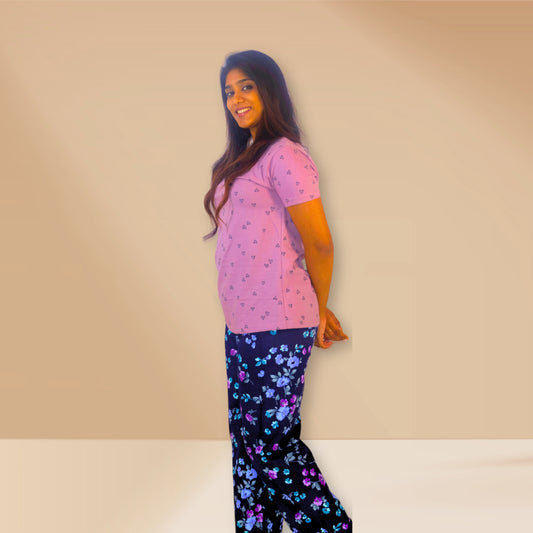 टस्कनी रंग, दिल के प्रिंट और नीले पुष्प वाली M&amp;M नाइट ड्रेस