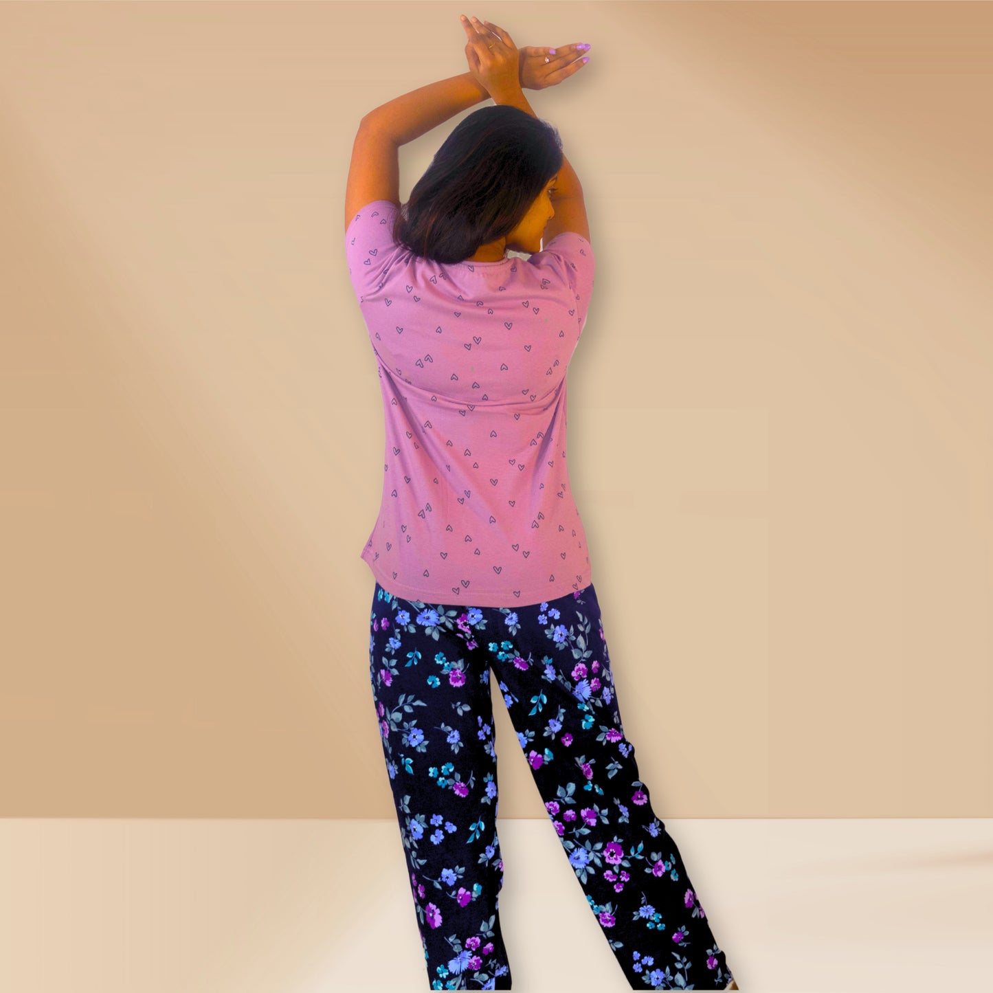 टस्कनी रंग, दिल के प्रिंट और नीले पुष्प वाली M&amp;M नाइट ड्रेस