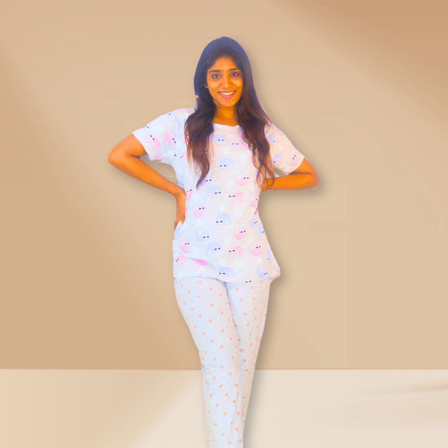 ग्रे ऑन ग्रे स्लॉथ और हार्ट प्रिंट्स वाली M&amp;M नाइट ड्रेस