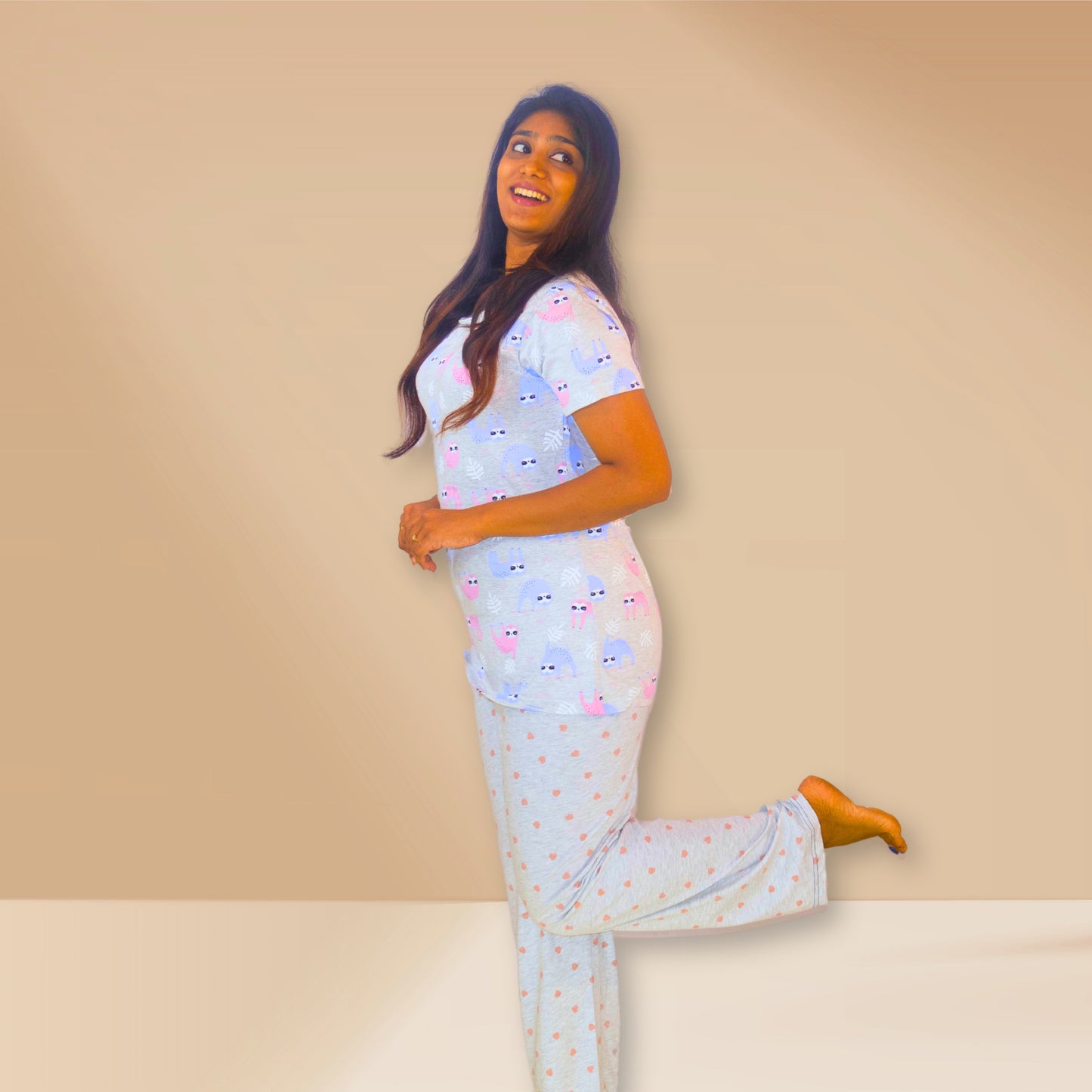 ग्रे ऑन ग्रे स्लॉथ और हार्ट प्रिंट्स वाली M&amp;M नाइट ड्रेस