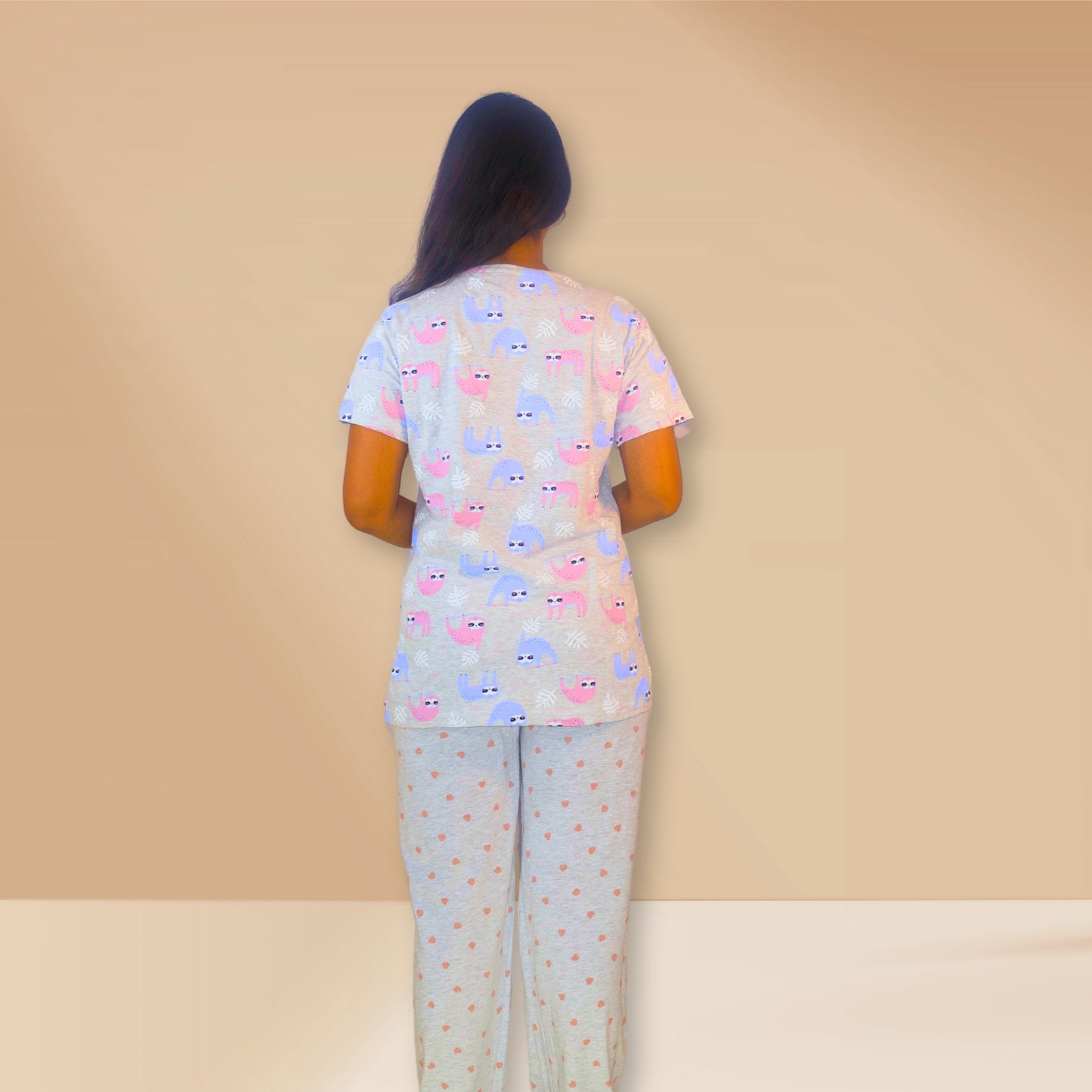 ग्रे ऑन ग्रे स्लॉथ और हार्ट प्रिंट्स वाली M&amp;M नाइट ड्रेस