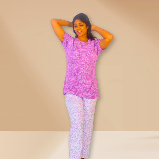 मैला मैजेंटा-गुलाबी और सफेद अमूर्त आम और पुष्प प्रिंट के साथ एम एंड एम नाइट ड्रेस