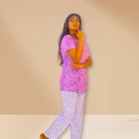 मैला मैजेंटा-गुलाबी और सफेद अमूर्त आम और पुष्प प्रिंट के साथ एम एंड एम नाइट ड्रेस