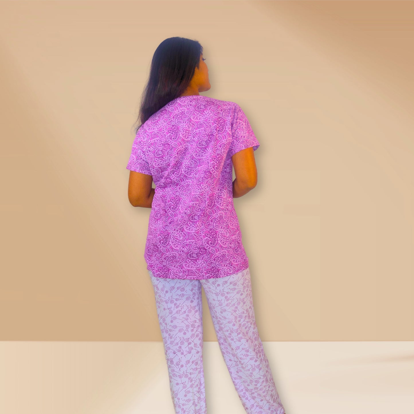 मैला मैजेंटा-गुलाबी और सफेद अमूर्त आम और पुष्प प्रिंट के साथ एम एंड एम नाइट ड्रेस