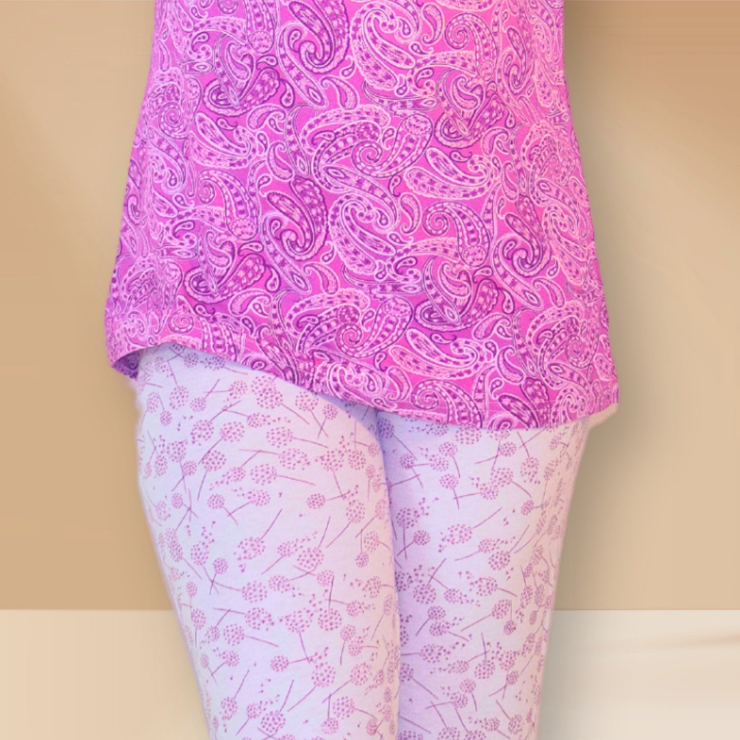 मैला मैजेंटा-गुलाबी और सफेद अमूर्त आम और पुष्प प्रिंट के साथ एम एंड एम नाइट ड्रेस