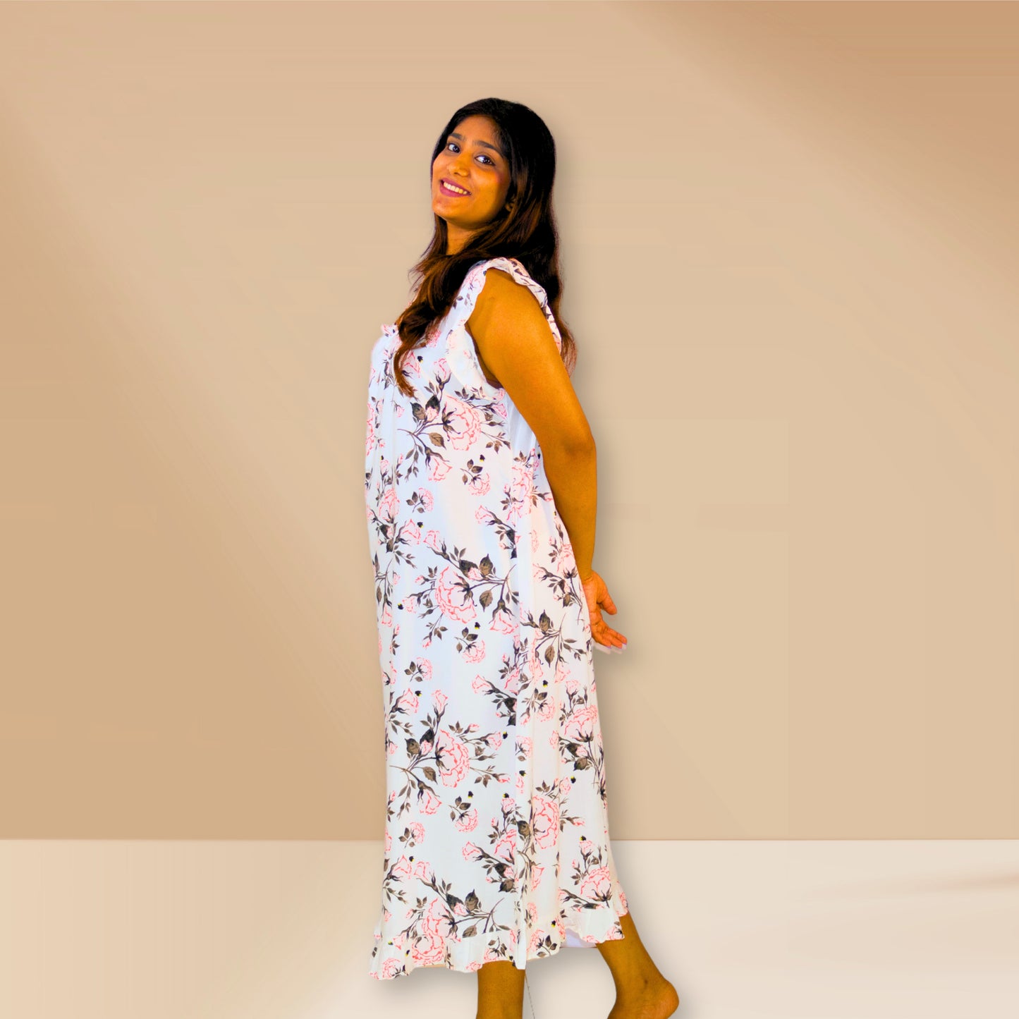 सफेद पुष्प प्रिंट वाली फ्रिल्ड नाइटी।