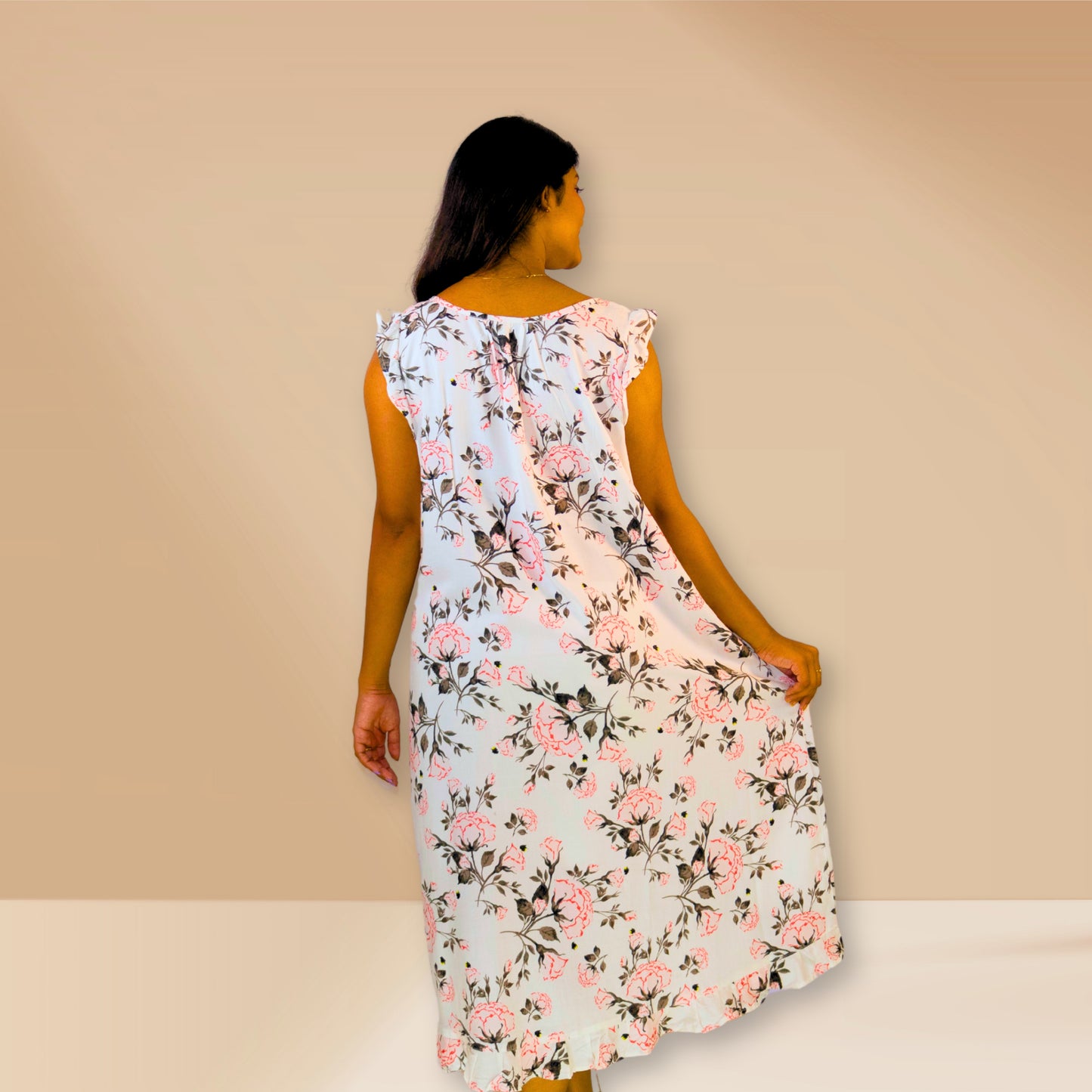 सफेद पुष्प प्रिंट वाली फ्रिल्ड नाइटी।