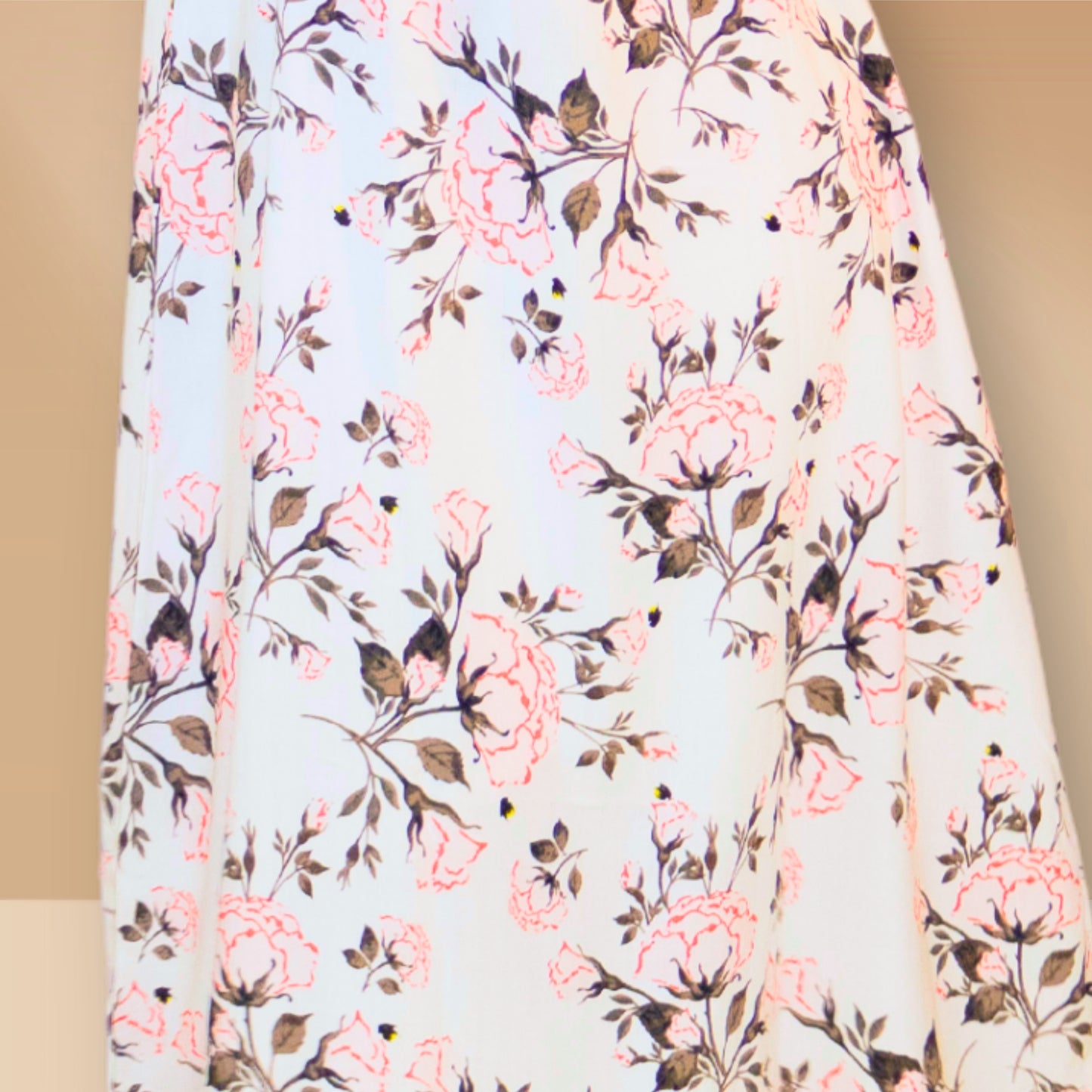 सफेद पुष्प प्रिंट वाली फ्रिल्ड नाइटी।