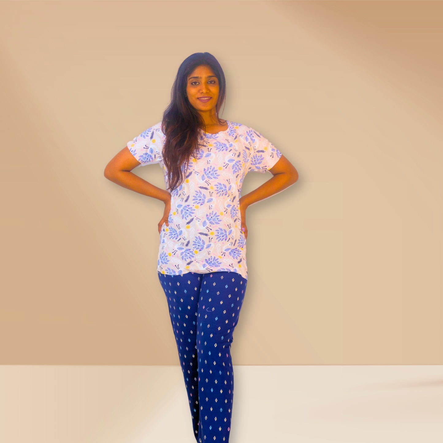 गुलाबी-सफ़ेद और नीले रंग की मोर और अमूर्त प्रिंट वाली M&amp;M नाइट ड्रेस