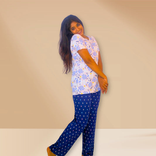 गुलाबी-सफ़ेद और नीले रंग की मोर और अमूर्त प्रिंट वाली M&amp;M नाइट ड्रेस