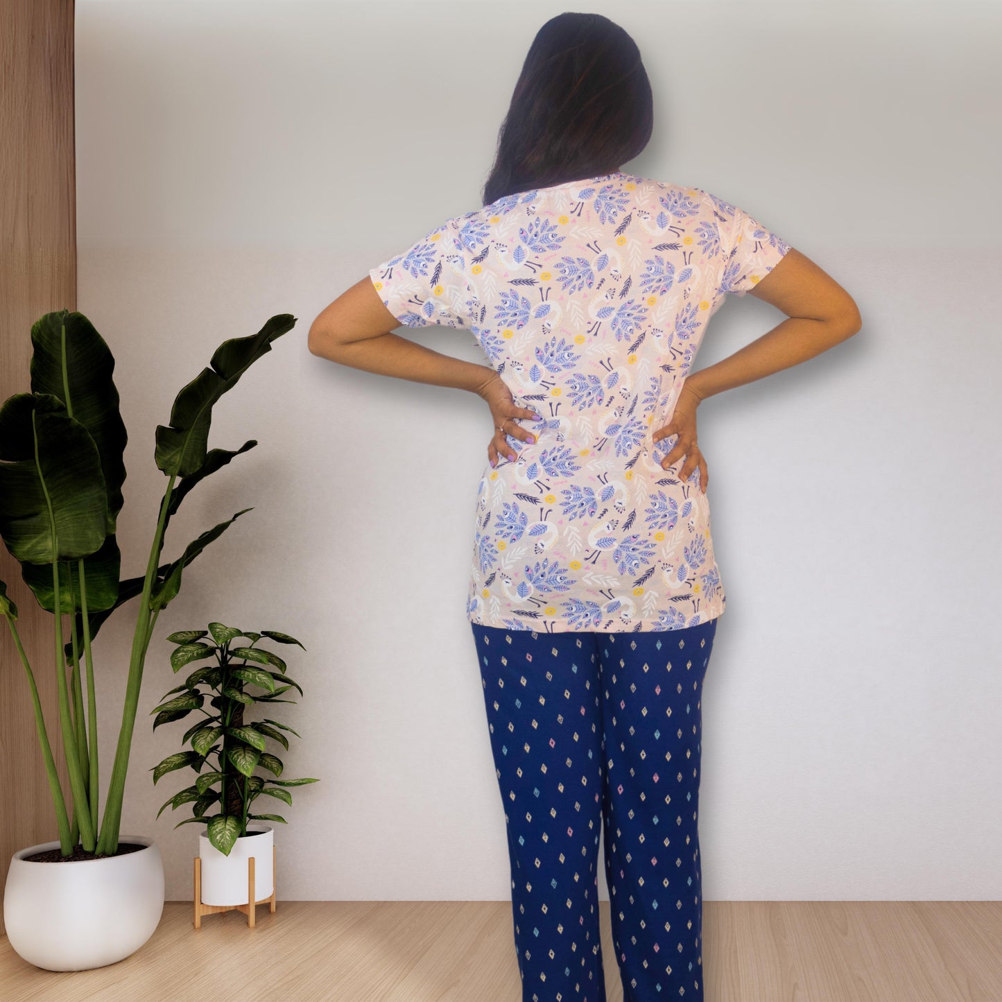 गुलाबी-सफ़ेद और नीले रंग की मोर और अमूर्त प्रिंट वाली M&amp;M नाइट ड्रेस