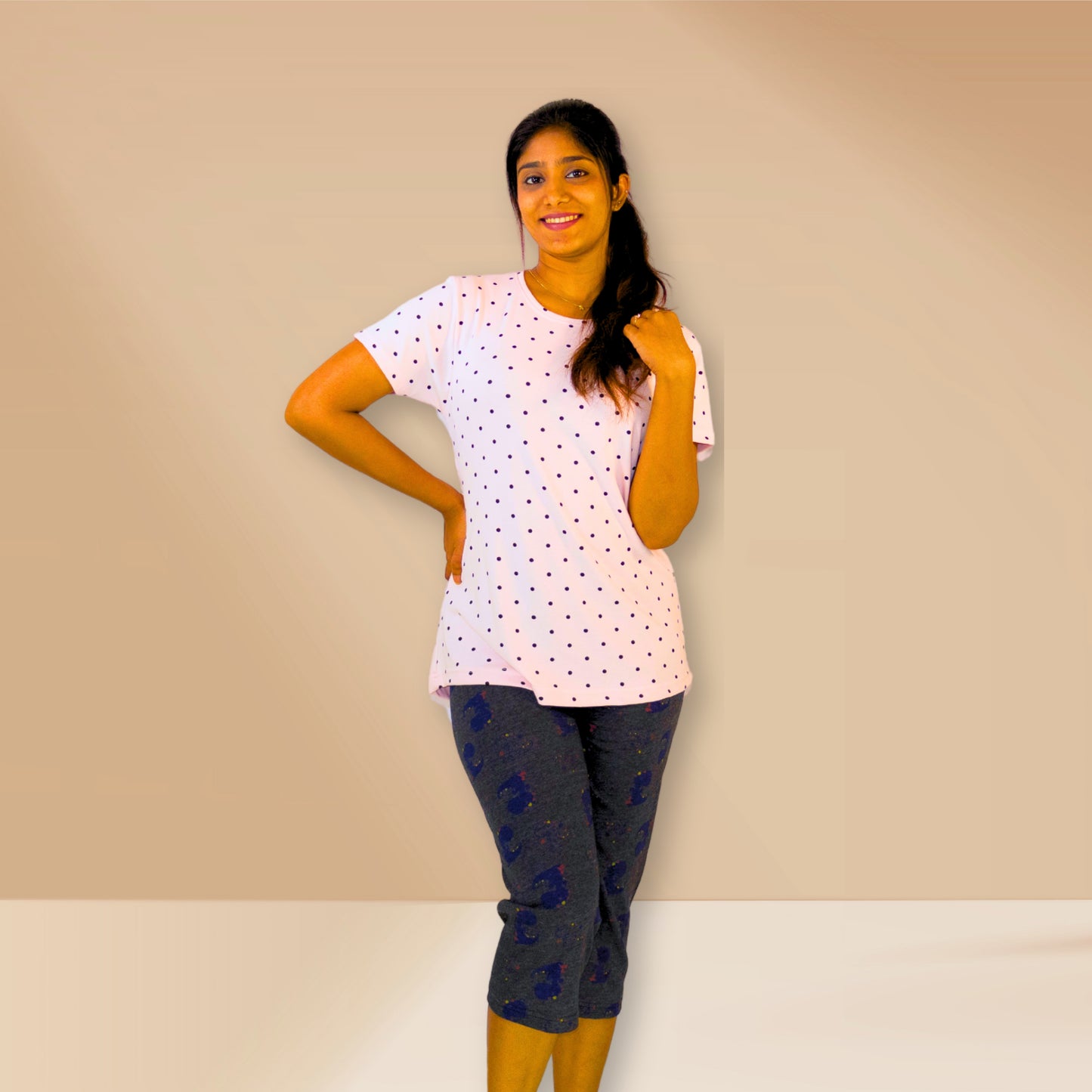 काले डॉट्स और गहरे भूरे रंग के साथ हल्के गुलाबी रंग की M&amp;M नाइट ड्रेस