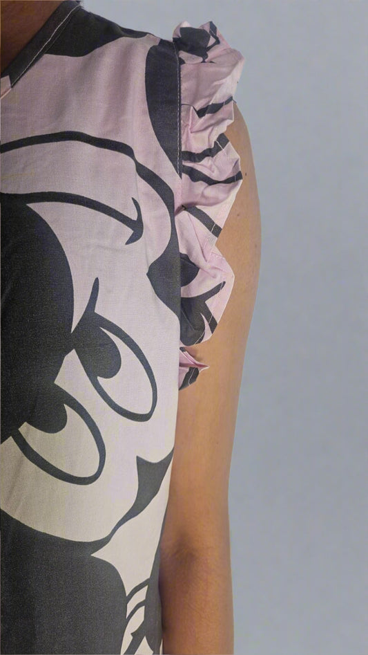 ऑफ-व्हाइट आर्किड किस के साथ मैजेंटा पुष्प प्रिंट फ्रिल्ड नाइटी।