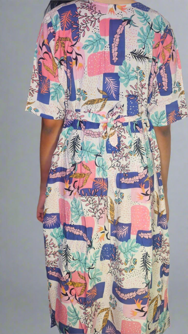 ऑफ-व्हाइट आर्किड किस के साथ मैजेंटा पुष्प प्रिंट फ्रिल्ड नाइटी।