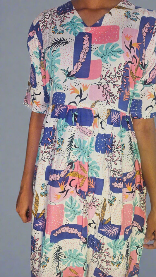 ऑफ-व्हाइट आर्किड किस के साथ मैजेंटा पुष्प प्रिंट फ्रिल्ड नाइटी।