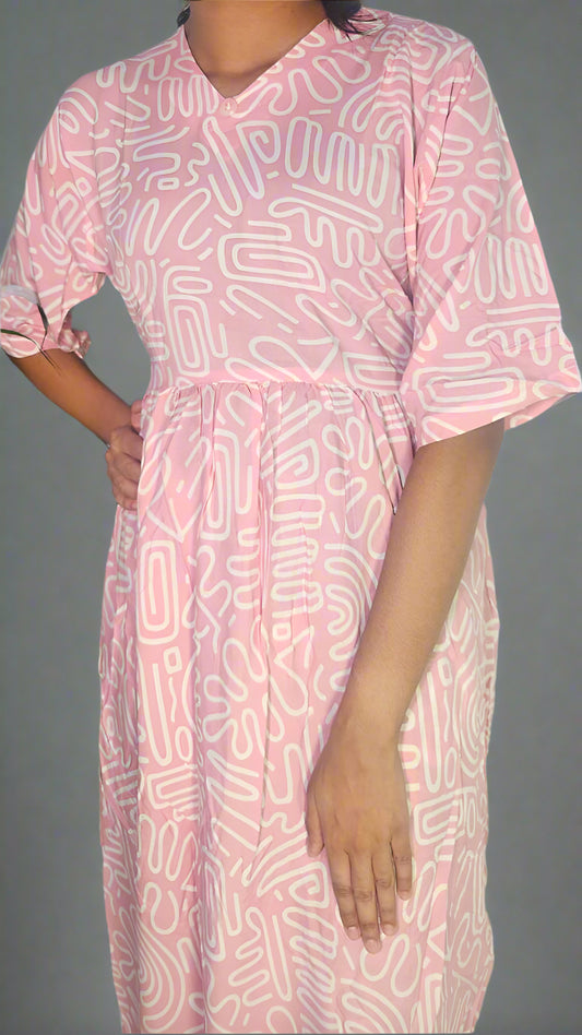 ऑफ-व्हाइट आर्किड किस के साथ मैजेंटा पुष्प प्रिंट फ्रिल्ड नाइटी।