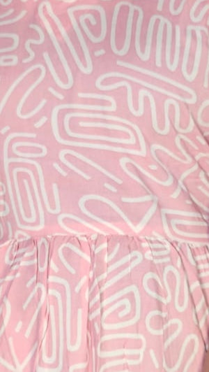 ऑफ-व्हाइट आर्किड किस के साथ मैजेंटा पुष्प प्रिंट फ्रिल्ड नाइटी।